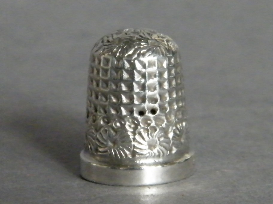 #0940 Victorian Leather Cased Sterling Silver Thimble, Chester 1892 **SOLD**