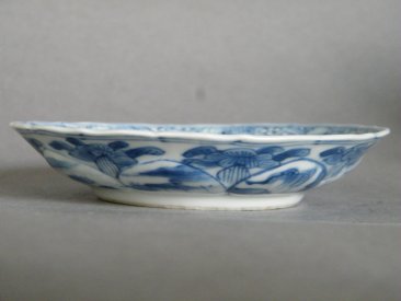 #1741 Small Blue and White Chinese Export Saucer Dish , Kangxi reign (1662-1722) 清康熙 外销青花人物菱口碟  **SOLD** 2021