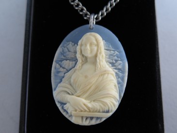 #1661  Wedgwood Jasperware Style Plastic Mona Lisa Pendant, circa 1970