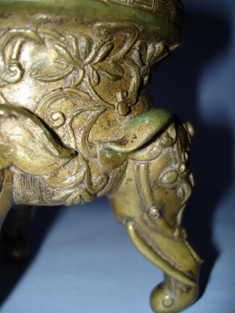 #0087 18th Century Chinese Bronze Tripod Censer - Qianlong Reign (1736-1795)  **Sold** Sold to Taiwan - January 2011 售至台湾 - 2011年1 月