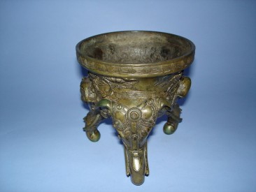 #0087 18th Century Chinese Bronze Tripod Censer - Qianlong Reign (1736-1795)  **Sold** Sold to Taiwan - January 2011 售至台湾 - 2011年1 月