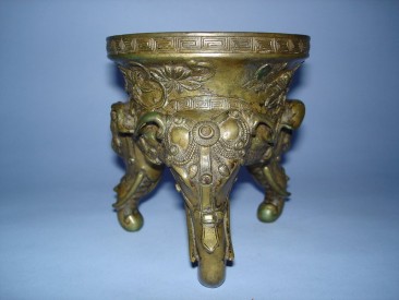 #0087 18th Century Chinese Bronze Tripod Censer - Qianlong Reign (1736-1795)  **Sold** Sold to Taiwan - January 2011 售至台湾 - 2011年1 月