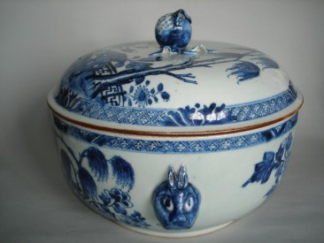 #0190 Large Circular Chinese Export Tureen circa 1750 **Sold** through our Liverpool shop August 2008 店内售出 - 2008年 8月