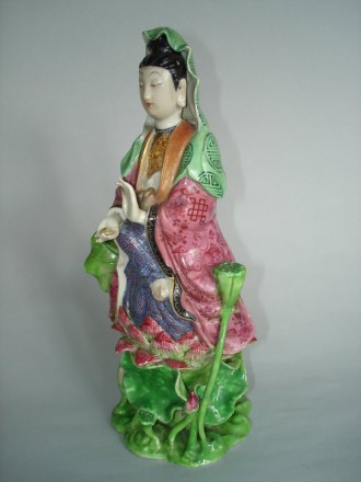 #0195 18th/19th Century Chinese Porcelain Famille Rose Guanyin, Jiaqing Reign ( 1796-1820)
