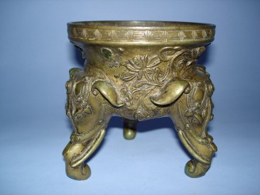 #0087 18th Century Chinese Bronze Tripod Censer - Qianlong Reign (1736-1795)  **Sold** Sold to Taiwan - January 2011 售至台湾 - 2011年1 月