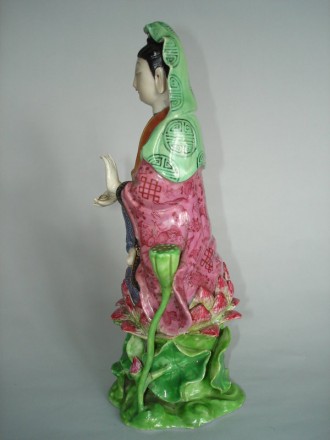 #0195 18th/19th Century Chinese Porcelain Famille Rose Guanyin, Jiaqing Reign ( 1796-1820)