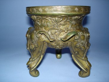 #0087 18th Century Chinese Bronze Tripod Censer - Qianlong Reign (1736-1795)  **Sold** Sold to Taiwan - January 2011 售至台湾 - 2011年1 月