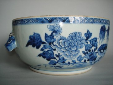 #0190 Large Circular Chinese Export Tureen circa 1750 **Sold** through our Liverpool shop August 2008 店内售出 - 2008年 8月