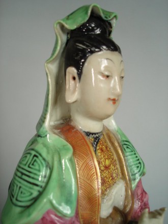 #0195 18th/19th Century Chinese Porcelain Famille Rose Guanyin, Jiaqing Reign ( 1796-1820)