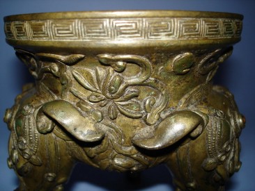 #0087 18th Century Chinese Bronze Tripod Censer - Qianlong Reign (1736-1795)  **Sold** Sold to Taiwan - January 2011 售至台湾 - 2011年1 月