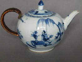 #1528 Early 18th Century Chinese Export Porcelain Teapot, Yongzheng (1723-1735)