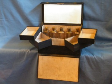 #1019 Rare 1930s Fitted Leather Elizabeth Arden Theatrical Make-Up Case