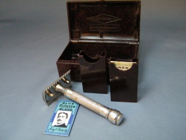 #0050 1930s - 1940s Gentleman's Gillette Bakelite Cased Safety Razor plus Two Razor Blades **SOLD**