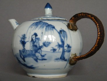 #1528 Early 18th Century Chinese Export Porcelain Teapot, Yongzheng (1723-1735)