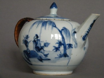 #1528 Early 18th Century Chinese Export Porcelain Teapot, Yongzheng (1723-1735)