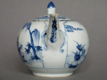 #1528 Early 18th Century Chinese Export Porcelain Teapot, Yongzheng (1723-1735)