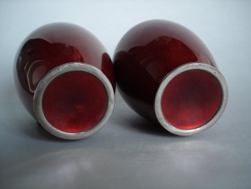 #0199  Pair of Japanese Ruby Red Baisse-taille Enamel Vases - Meiji **Sold** through our shop - September 2008 利物浦店内售出 - 2008年9月