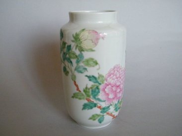 #0386 Rare Chinese Fencai Peony Vase Hall for the Cultivation of Virtue, Republic Period (1912-1949) **Sold** April 2021