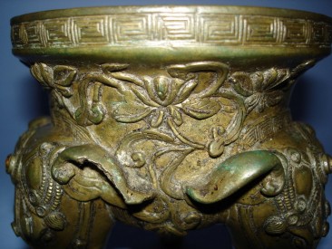 #0087 18th Century Chinese Bronze Tripod Censer - Qianlong Reign (1736-1795)  **Sold** Sold to Taiwan - January 2011 售至台湾 - 2011年1 月